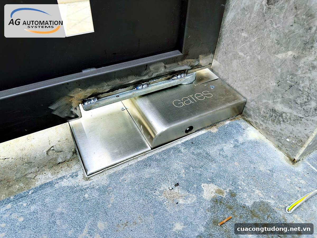 Hộp âm sàn nắp inox, tay đòn hàn vào đáy cánh