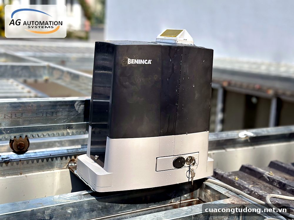 Motor cổng lùa Beninca trên cổng khung thép mạ kẽm