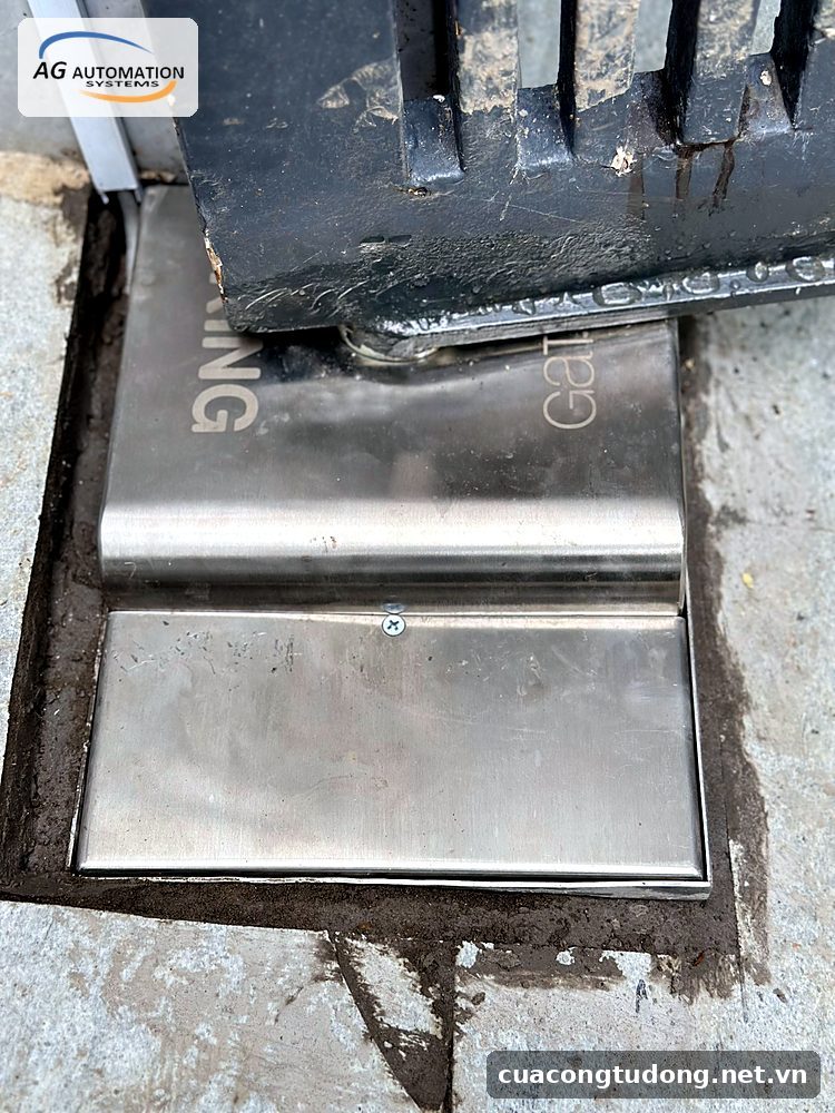 Nắp hộp motor âm sàn inox dưới chân cổng sắt