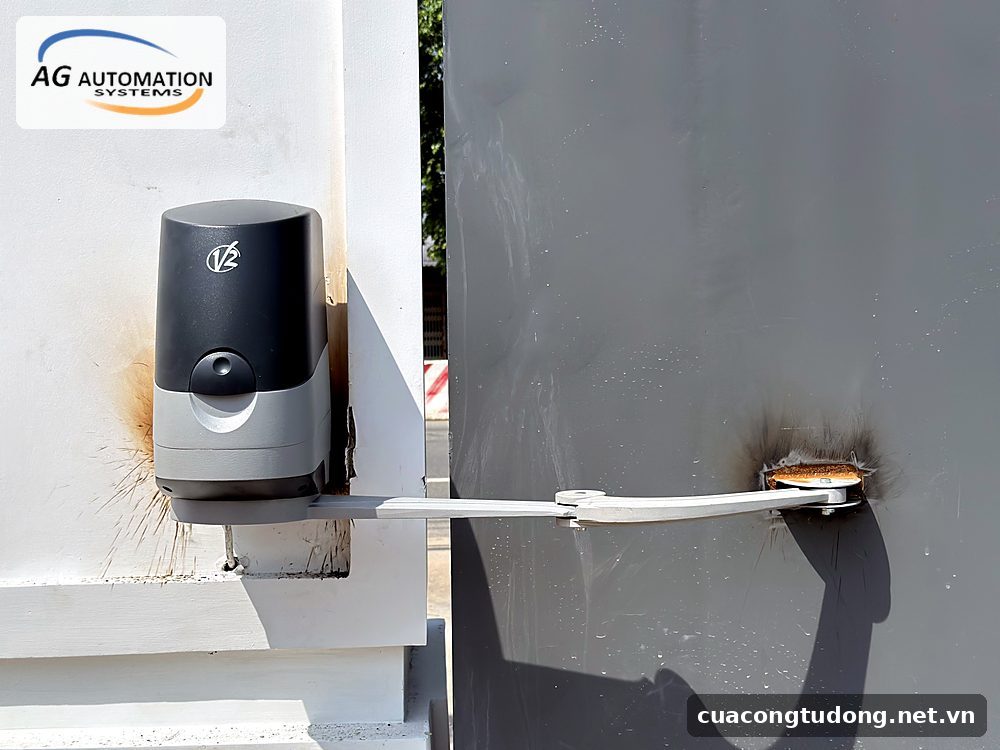 Motor cánh tay gấp gắn trụ cổng