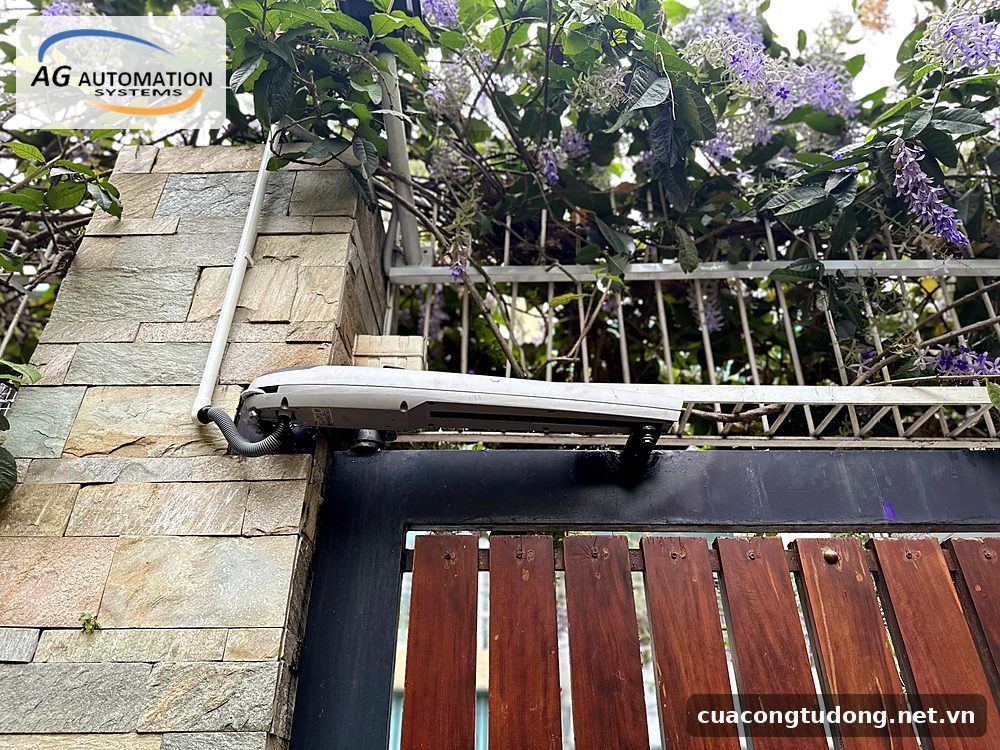 Motor tay đòn gắn trụ đá cho cổng nan gỗ