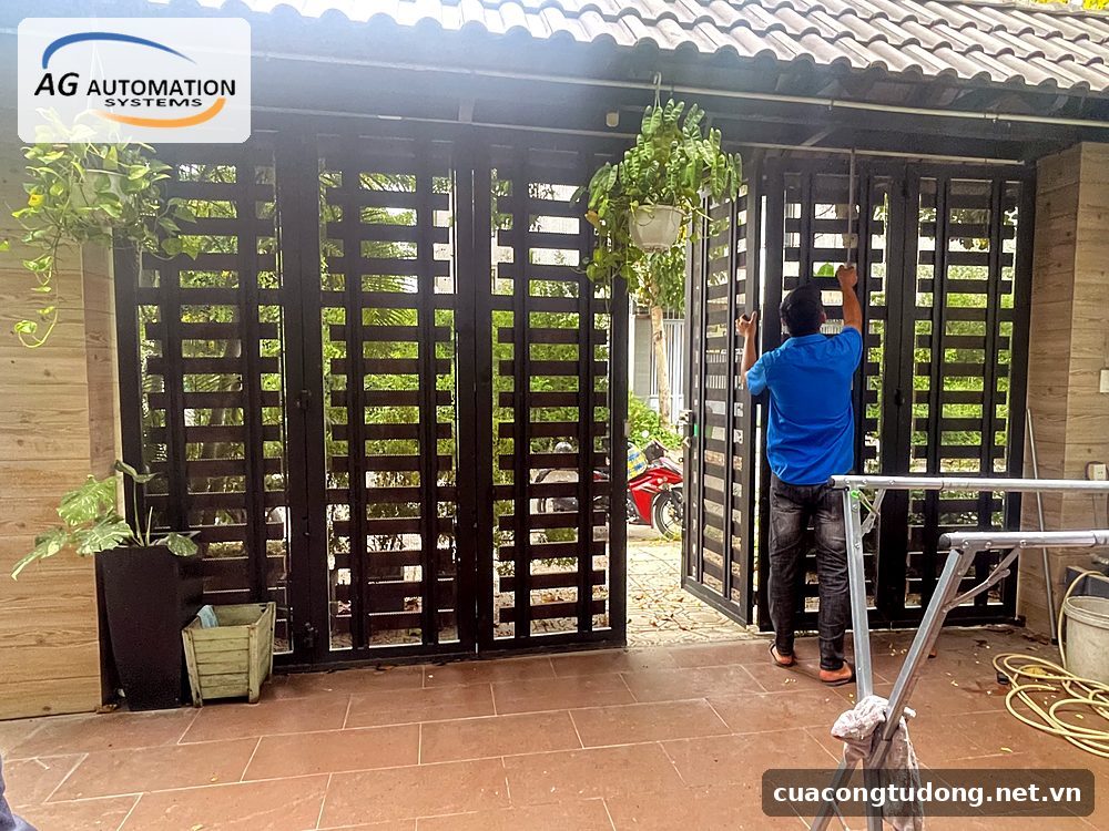 Kỹ thuật AG lắp đặt cổng tự động cho cổng gỗ
